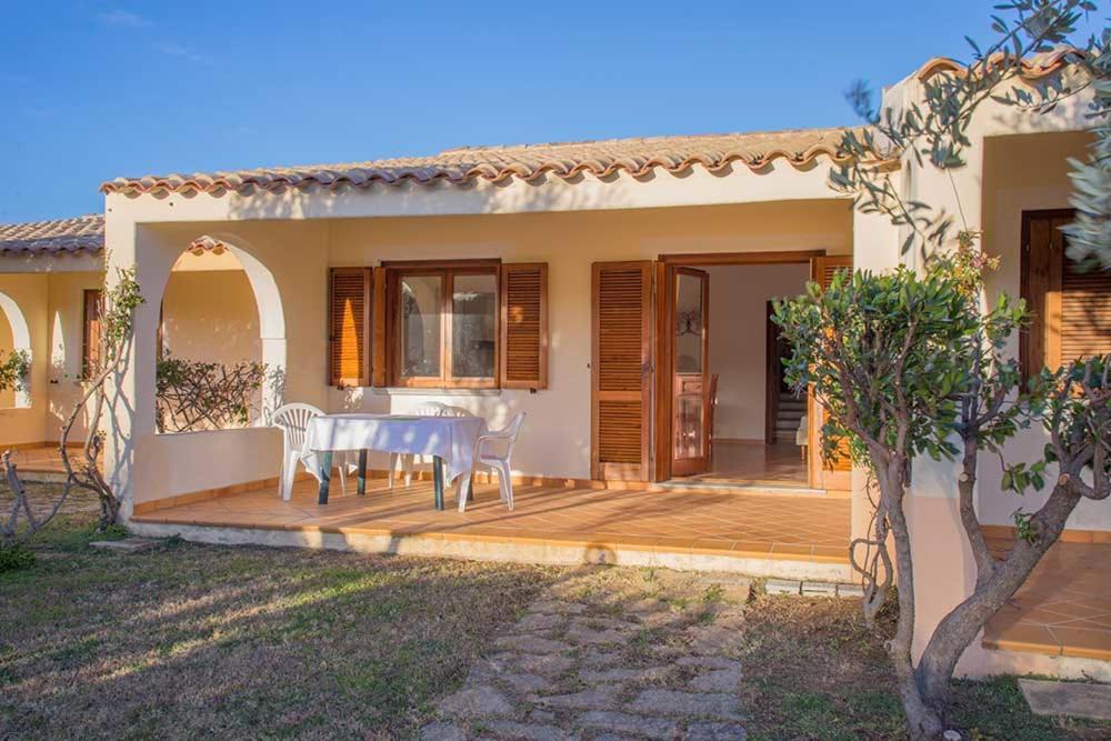 Residence Baia Sant Anna Con Piscina Tanaunella Exterior photo